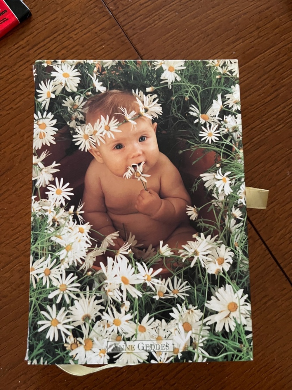 Cherubic Baby in Daisies Decorative box with stationery